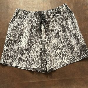 New Reel Legends Women's Shorts Size S Outdoor Fishing Beach Shorts Gray Leaf‎